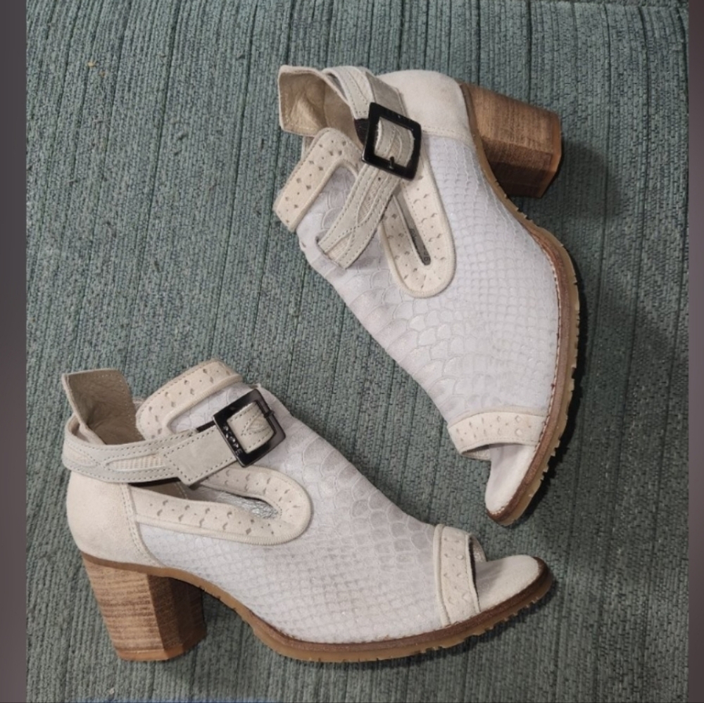 Dkode Belgin Open Toe Pumps